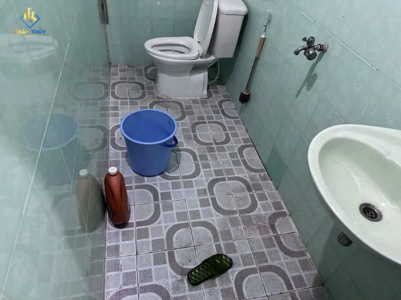 nhà vệ sinh gạch phồng rộp