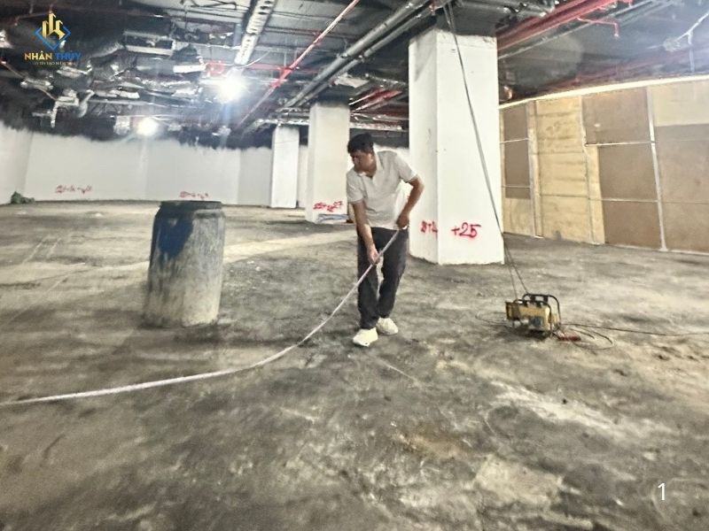 thợ sơn nhân thủy tiến hành đo chiều cao tường trước khi thi công