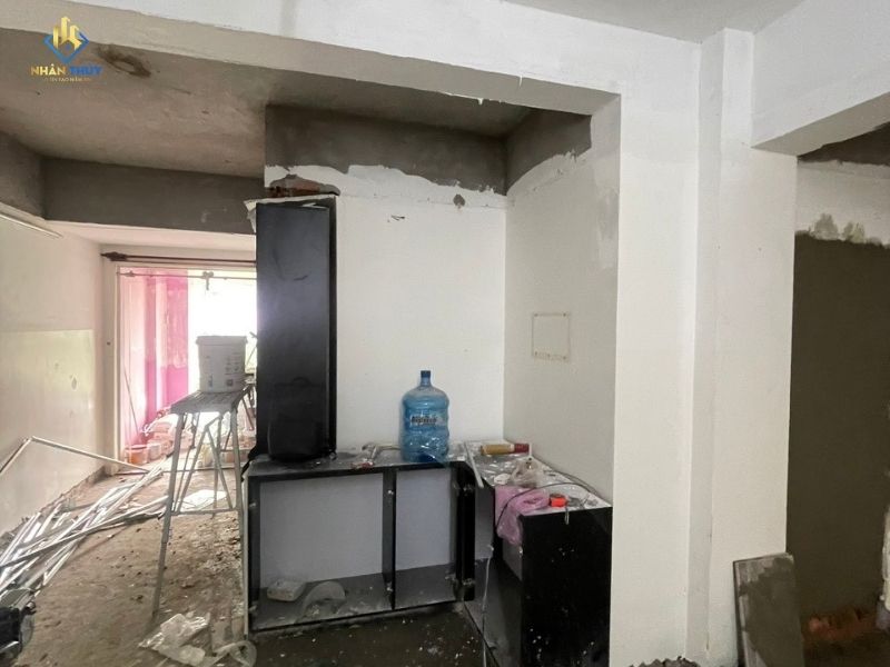 mặt bằng đang được thợ trét bột