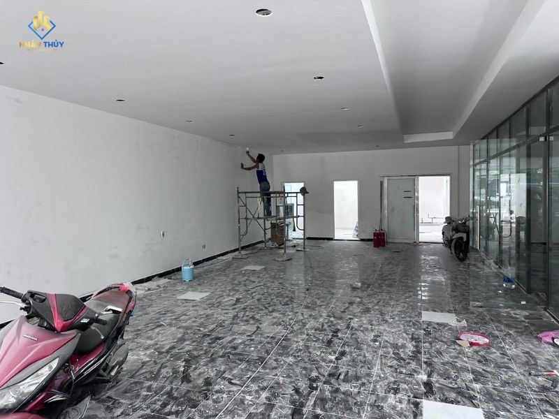 Thợ sơn lại trần văn phòng YIZUMI tại Đức Hòa Long An