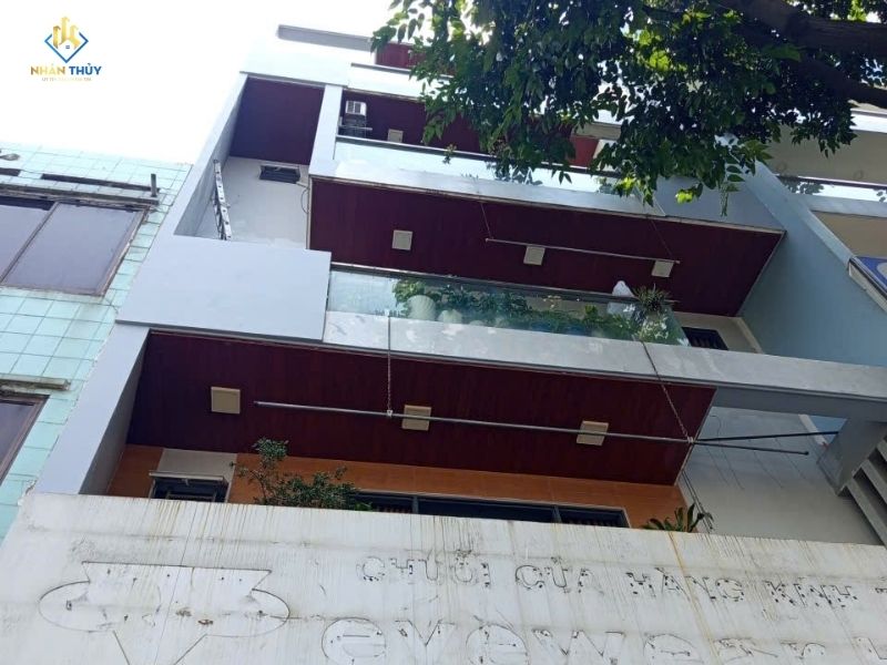 mặt tiền ngoài trời được sơn lại