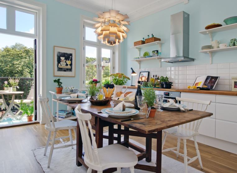 Phòng bếp sang trọng kết hợp sơn màu xanh ngọc và trắng sáng bóng