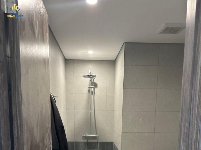 sơn trần nhà vệ sinh đều màu
