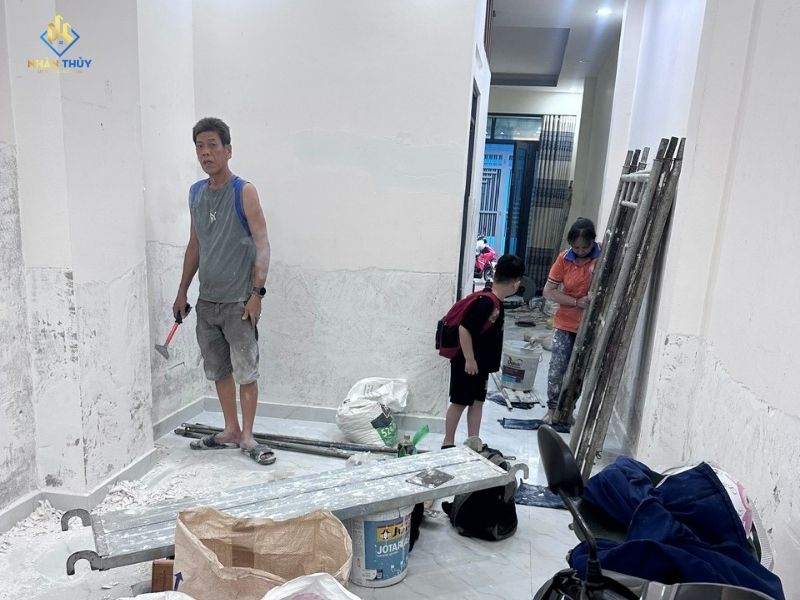 sủi lớp sơn tường bị thấm nước