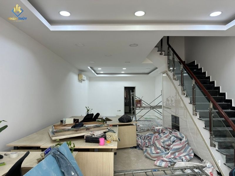 che chắn trước và thi công xong, thợ đang tiến hành dọn vệ sinh nhà cửa