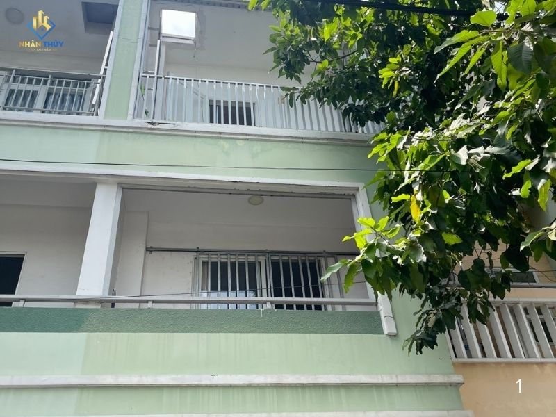 mặt tiền nhà phố bong tróc xuống màu