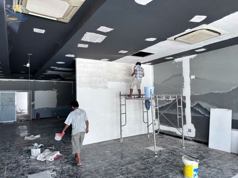 Thợ Nhân Thủy trét bột dặm vá trước khi sơn màu