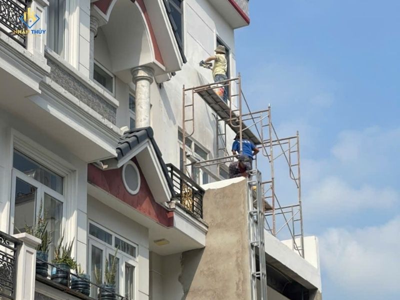 Thợ Nhân Thủy xử lý bề mặt và bả tường trước khi sơn lót tại Dĩ An