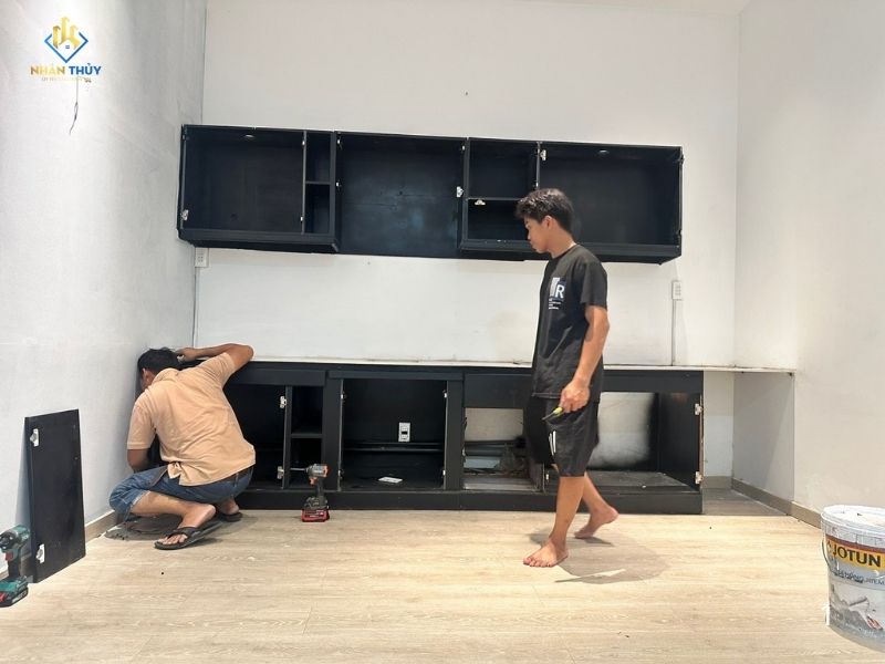 Đội thợ Nhân Thủy tháo lắp tủ nội thất tại FALVAON