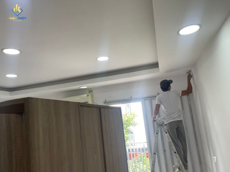 thợ sơn đang xử lý những vị trí trần nhà bị bong tróc