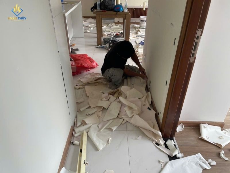 Tường nhà tại TPHCM bị bong tróc và rêu mốc cần xử lý trước khi sơn lại