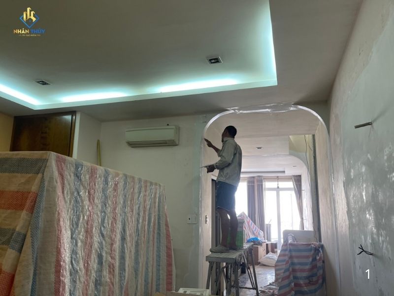 Thợ sơn Nhân Thủy trét bả matit lớp thứ nhất lên tường phòng khách nhà phố tại TPHCM