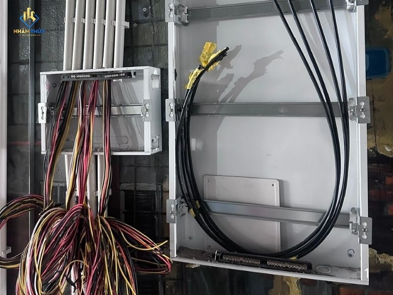 dây điện được kéo vào tủ kỹ càng