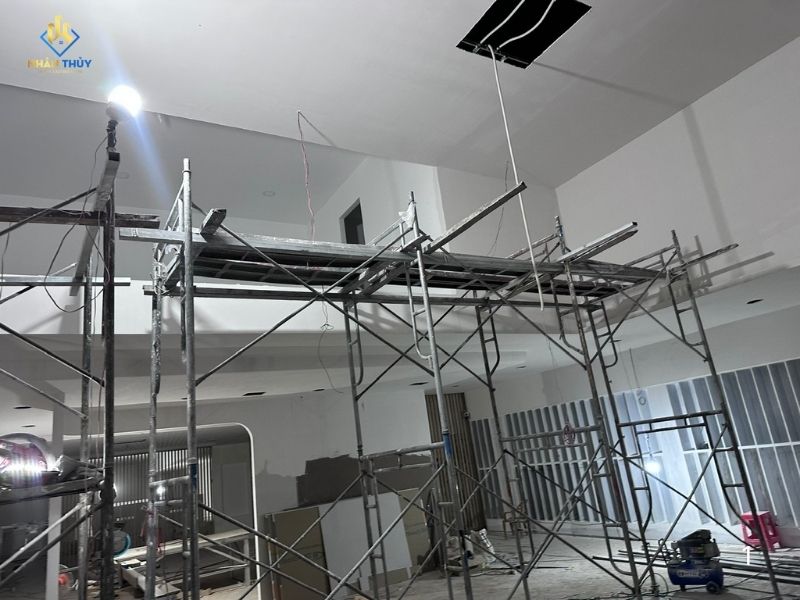 thợ tiến hành thi công trét bột sơn tường và trần