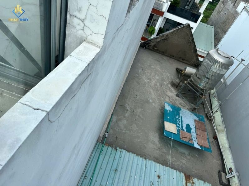 Tường bong tróc và phấn hóa được thợ Nhân Thủy kiểm tra trước khi sơn tại Dĩ An
