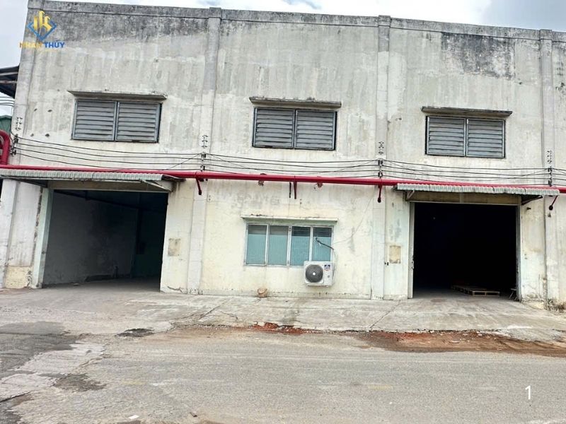 Tường ngoài trời phai màu, tường hướng Tây, tường bị rêu mốc/ẩm sau mùa mưa.