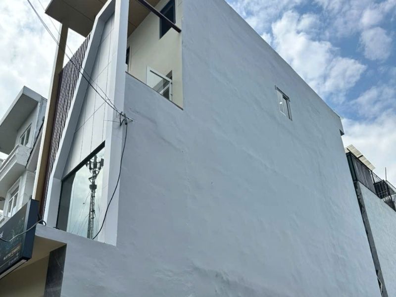 Thợ Nhân Thủy cạo lớp sơn cũ và xử lý tường văn phòng Quận 12