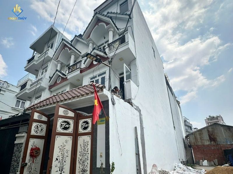 Tường văn phòng SDKD Quận 12 bong tróc trước khi sơn lại