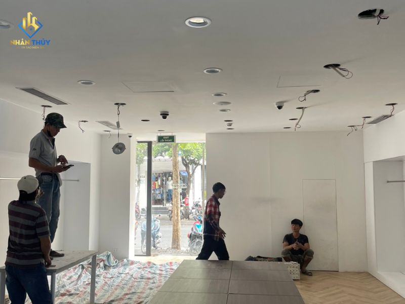 Đội thợ thi công hoàn thiện trần và điện showroom LEVENTS
