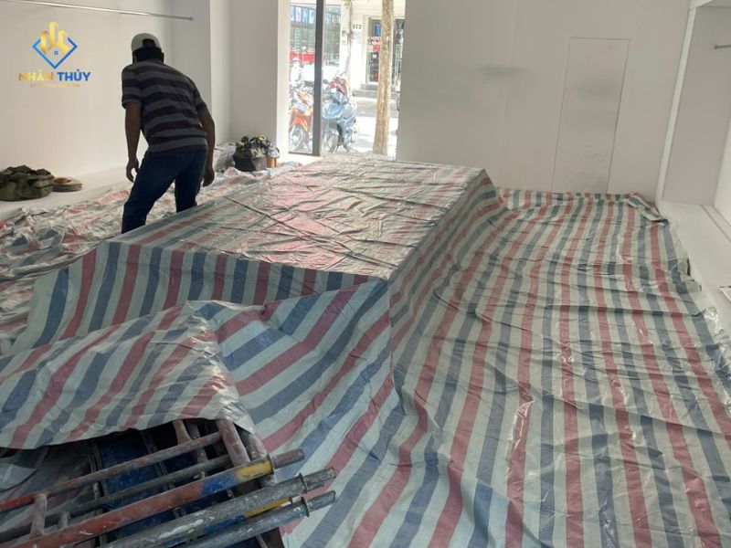 Che chắn bảo vệ sàn trong quá trình thi công showroom LEVENTS