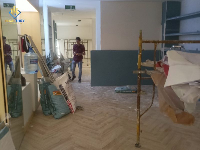 Vật tư và giàn giáo tại công trường showroom LEVENTS