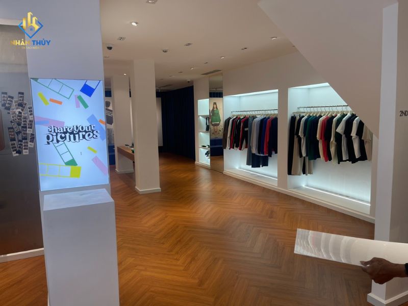 Khu trưng bày quần áo và màn hình showroom LEVENTS hoàn thiện