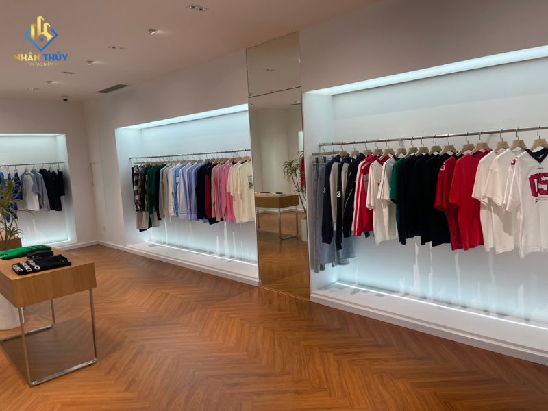 Hệ treo quần áo và gương showroom LEVENTS sau hoàn thiện