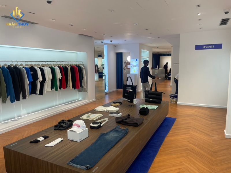 Bàn trưng bày trung tâm và hệ treo sản phẩm showroom LEVENTS