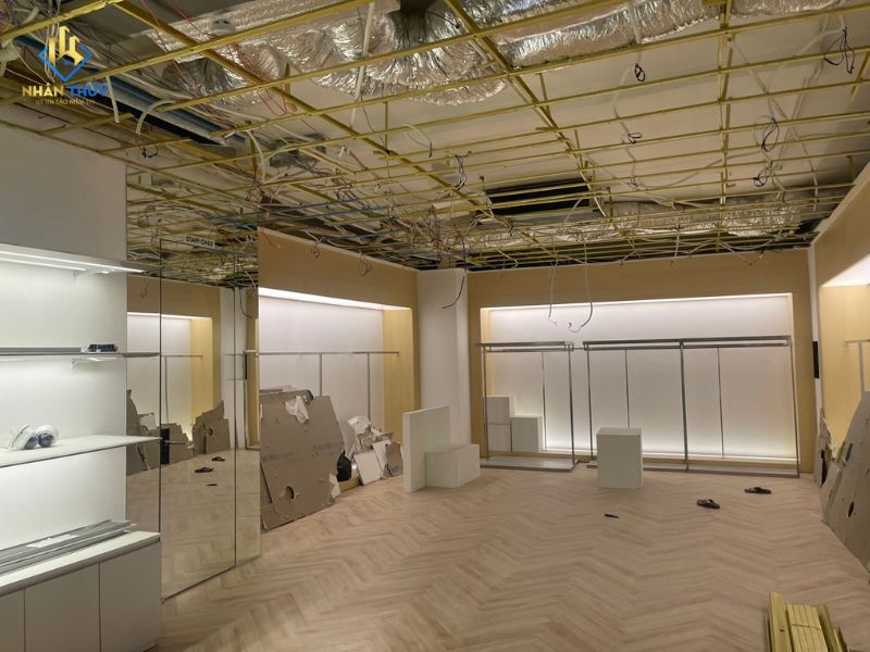 Thi công hệ khung trần và hệ thống kỹ thuật showroom LEVENTS