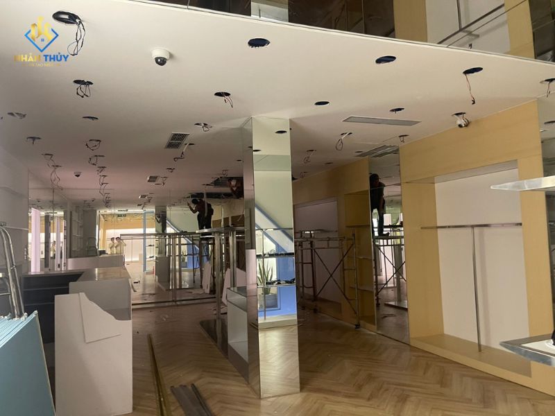 Thi công trần và hệ thống điện bên trong showroom LEVENTS