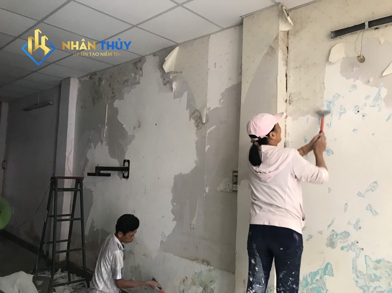 sủi bã tường để sơn chống thấm