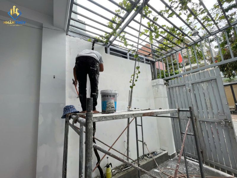 Thợ Nhân Thủy thi công lớp phủ tường ngoài trên giàn giáo