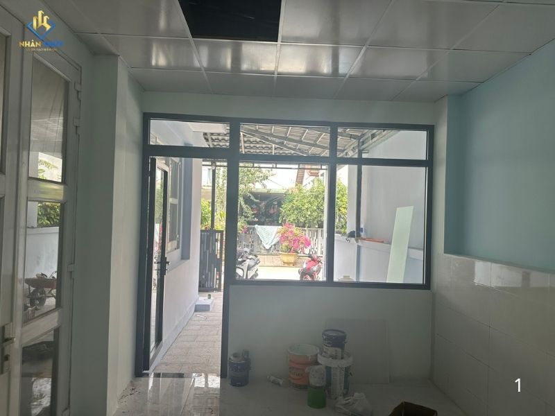 nhà sơn xong được nhìn từ bên trong nhà ngoài
