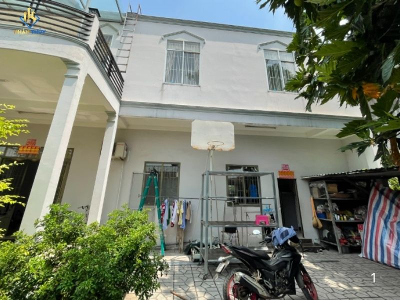 Mặt ngoài nhà phố tại Hóa An trong giai đoạn thi công sơn và chống thấm