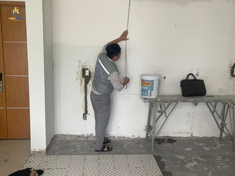 Kỹ thuật Nhân Thủy đo hiện trạng trước khi lập báo giá sửa nhà