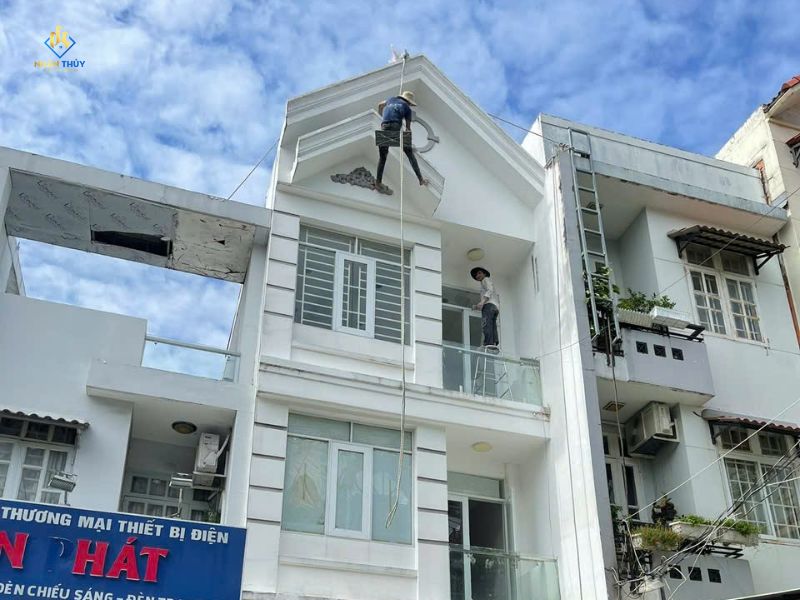 sơn nhà gồm nhân công và vật tư của Nhân Thủy