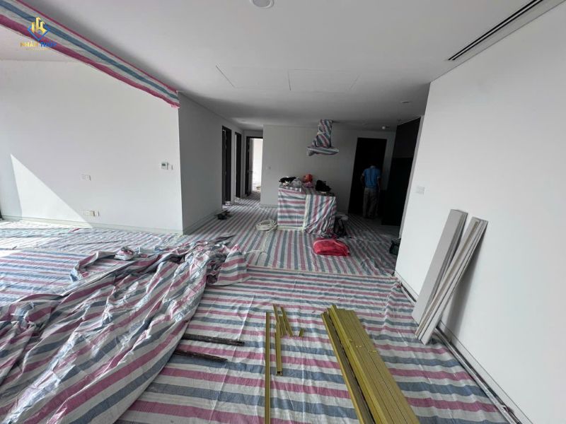 Sàn căn hộ Cove Residences được phủ bạt bảo vệ trước khi thi công cải tạo, quận 2
