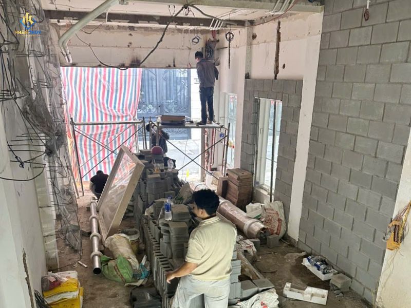 Thợ Nhân Thủy bắt đầu tháo dỡ hạng mục tại công trình cải tạo nhà