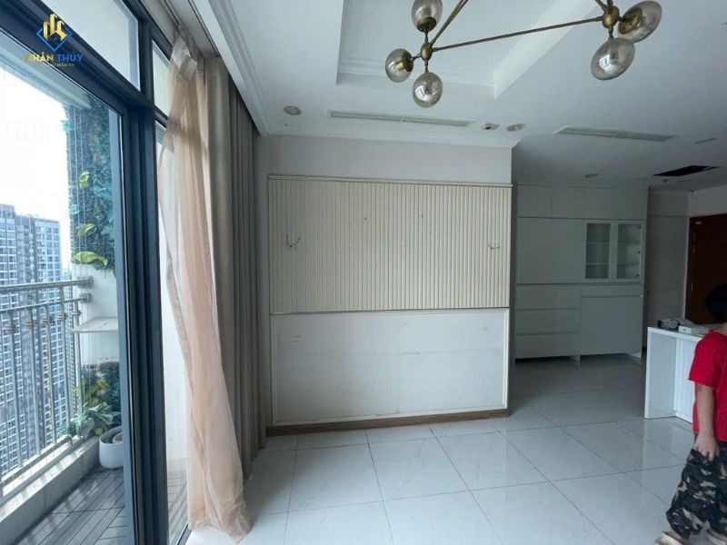 Phòng khách căn hộ Central 3 trước khi tháo mảng trang trí tường