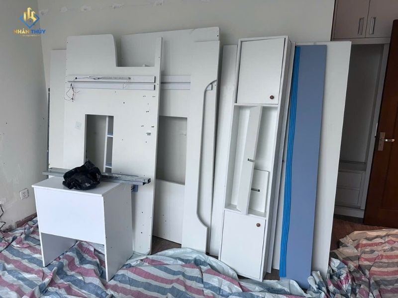 Các chi tiết tủ được tháo rời trong quá trình cải tạo căn hộ