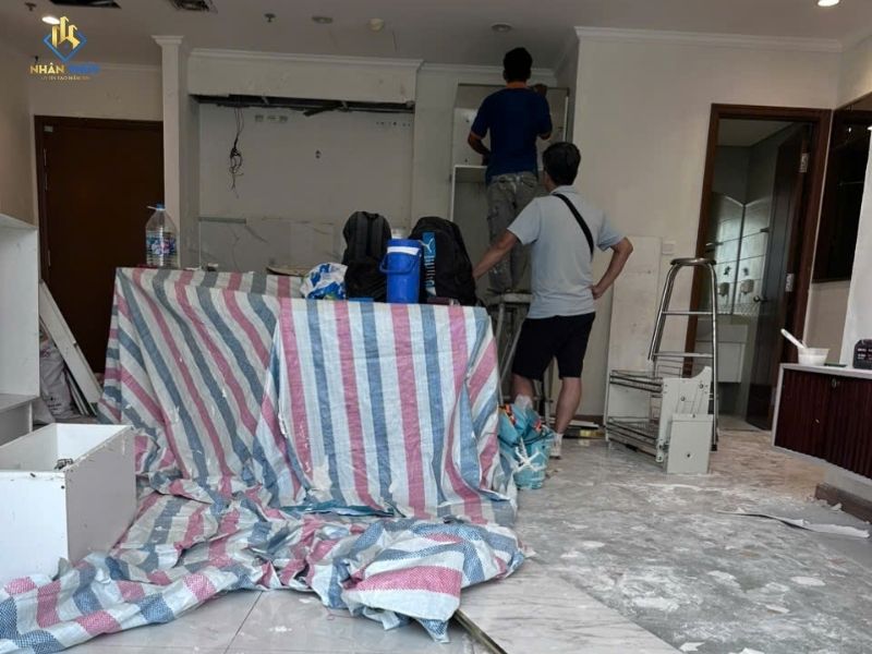 Thợ Nhân Thủy tháo và xử lý hệ tủ trong căn hộ Central 3