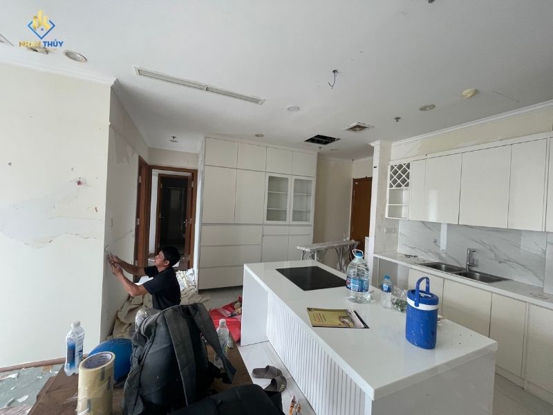 Thợ xử lý tường cạnh khu bếp căn hộ Central 3