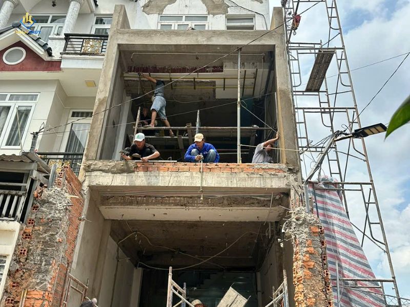 Thi công hệ kết cấu cột và đà giằng tại công trình văn phòng SDKD Sài Gòn, Quận 12