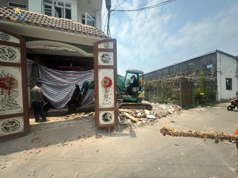 Thi công đào móng và kết cấu thép mặt tiền tại công trình cải tạo văn phòng SDKD, Quận 12