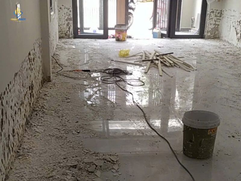 Chân tường nhà anh Mến tại Quận 8 trong quá trình xử lý chống thấm