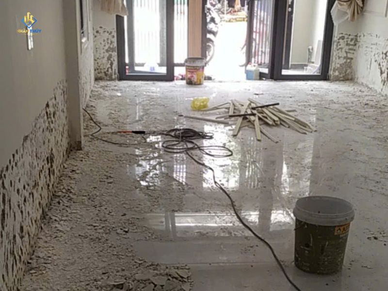 Khu vực chân tường trong quá trình xử lý chống thấm và ốp gạch