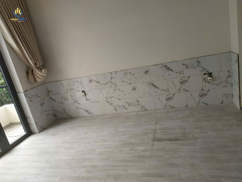 Khu vực tường sau khi hoàn thiện gạch cao khoảng 90 cm