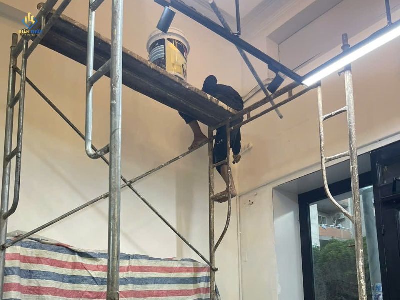 Khu vực sửa chữa được che chắn khỏi khu vực lưu hàng trong cửa hàng