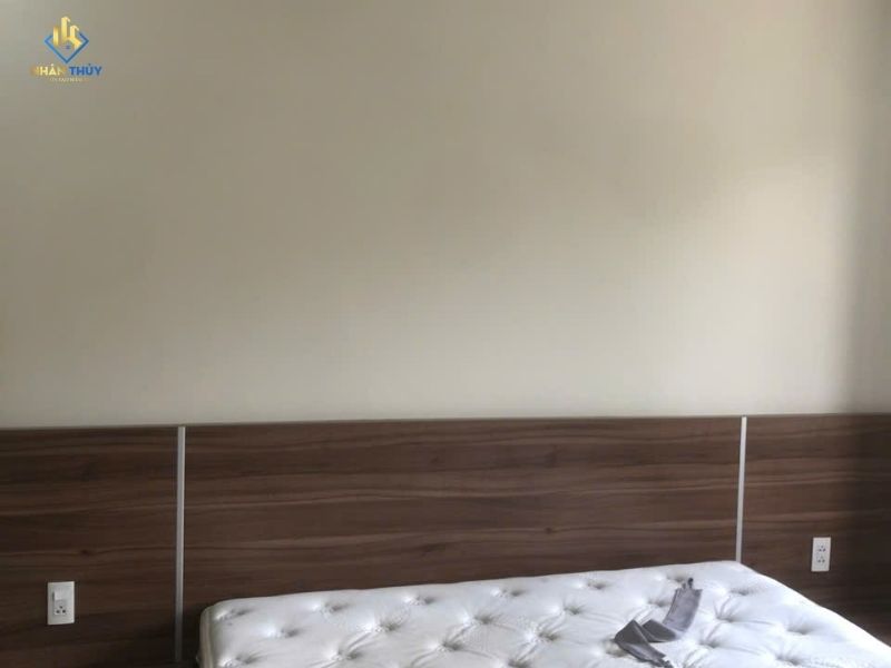 Tường đầu giường sau khi loại bỏ lớp phủ hư hỏng và sơn mới