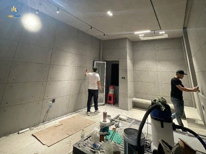 Chủ nhà kiểm tra công trình trước khi nghiệm thu tại Long Thành